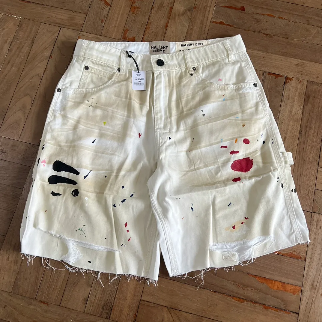 Details of accessories GALLERY DEPT. FLEA CARPENTER SHORTS Ink knife-cut mud-dyed denim shorts Destroyed VINTAGE distressed denim shorts Distressed white S-XL Rewashed cement dyed to make old Knife cut holes and cat whiskers worn away Customized complete set of accessories with logo Handmade acrylic splash-ink graffiti